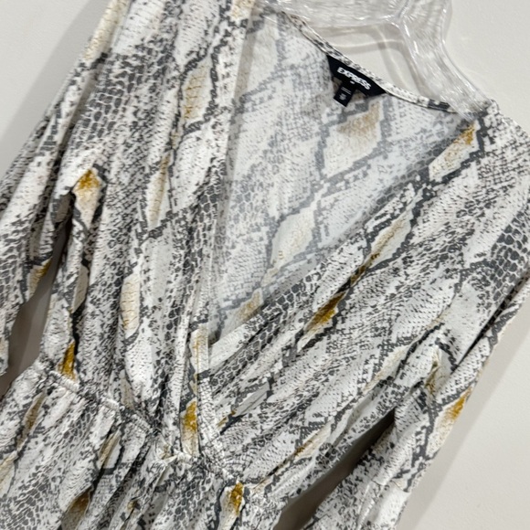 Express snakeskin bell sleeve tie waist romper ❤️ - Picture 3 of 6
